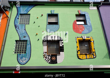 Bunte Fassaden in einer Wohnstraße, Köln, Nordrhein-Westfalen, Deutschland Foto Stock