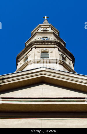 San Filippo episcopale della chiesa, costruita in Charleston, Sc nel 1836, le caratteristiche di una imponente torre progettata nella tradizione Wren-Gibbs. Foto Stock