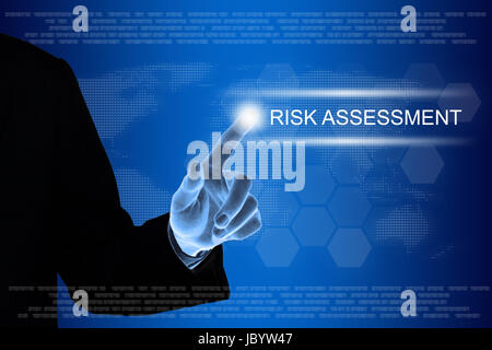 Business mano spingendo la valutazione del rischio pulsante su una interfaccia touch-screen Foto Stock