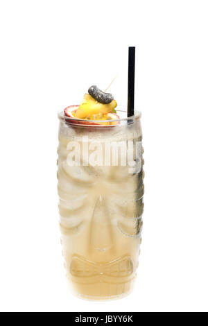 Chiusura del vetro con alcool non cocktail con frutti della passione e ananassi Foto Stock