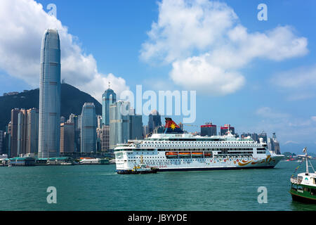 Hong Kong, Cina - 6 settembre, 2015 : Star Cruises pesci nel porto di Victoria e di Hong Kong. Hong Kong è una delle principali città turistiche in Asia,più di 40000000 Foto Stock