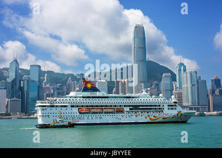 Hong Kong, Cina - 6 settembre, 2015 : Star Cruises pesci nel porto di Victoria e di Hong Kong. Hong Kong è una delle principali città turistiche in Asia,più di 40000000 Foto Stock