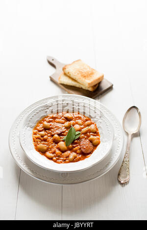 Fagioli in umido con pane close up Foto Stock