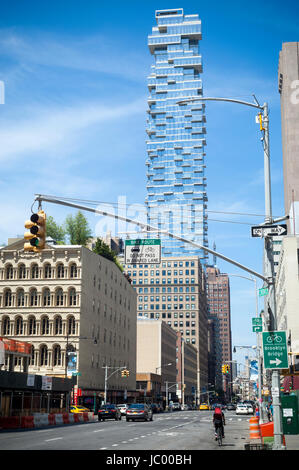 Il condominio grattacielo a 56 Leonard Street si scorge in vecchi edifici di Tribeca a New York Domenica, 11 giugno 2017. Progettato da Herzog & de Meuron il condominio è 820 piedi alto con 145 appartamenti. (© Richard B. Levine) Foto Stock