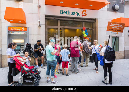 I potenziali clienti in fila per gelato gratuito offerto da Bethpage Federal Credit Union al loro ramo di Chelsea a New York Sabato, 10 giugno 2017. La posizione era in precedenza la Montauk Unione di credito che era stato messo in conservatorship ed è stato preso in consegna da Bethpage. Bethpage FCU è la più grande unione di credito a New York. Le unioni di credito con grandi portafogli di taxi medaglione i prestiti sono stati sollecitati dal declino dei medaglioni' vale la pena dovuta alla crescita di ride-servizi di condivisione. (© Richard B. Levine) Foto Stock