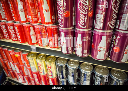 Sei confezioni di mini-lattine di coca cola in un supermercato a New York Sabato, 10 giugno 2017. (© Richard B. Levine) Foto Stock