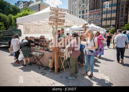 I clienti acquistano le erbe e i prodotti realizzati con le erbe in un coltivatore stand in unione Greenmarket Square a New York venerdì 9 giugno, 2017. (© Richard B. Levine) Foto Stock