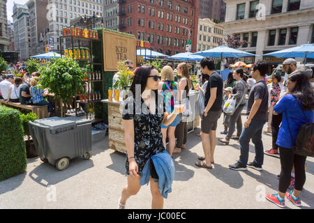 I visitatori di Flatiron Plaza di New York ricevere campioni di marca Nestea tè freddo in corrispondenza di un evento di branding onSaturday, 10 giugno 2017. (© Richard B. Levine) Foto Stock