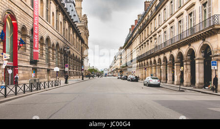 Parigi, Francia, Maggio 08, 2017 - atmosfera della tipica rue de Rivoli a Parigi, Francia, vuoto, un giorno di primavera sotto le nuvole grigio Foto Stock