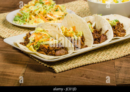 Fresca di maiale caldi tacos servita su una piastra bianca Foto Stock