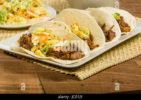 Fresca di maiale caldi tacos servita su una piastra bianca Foto Stock