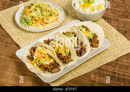 Fresca di maiale caldi tacos servita su una piastra bianca Foto Stock