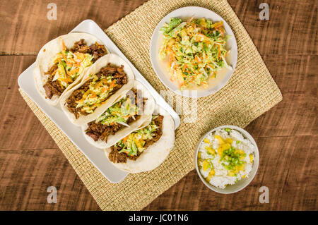 Fresca di maiale caldi tacos servita su una piastra bianca Foto Stock