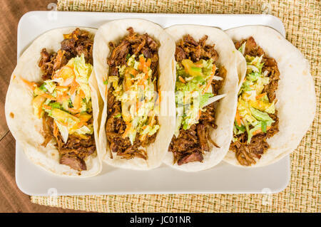 Fresca di maiale caldi tacos servita su una piastra bianca Foto Stock