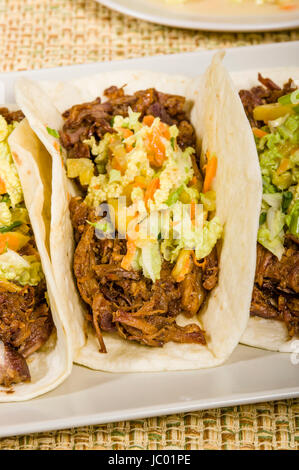 Fresca di maiale caldi tacos servita su una piastra bianca Foto Stock