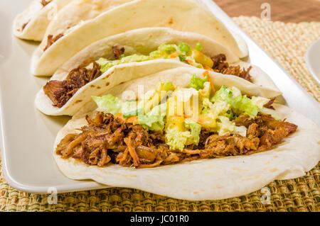 Fresca di maiale caldi tacos servita su una piastra bianca Foto Stock