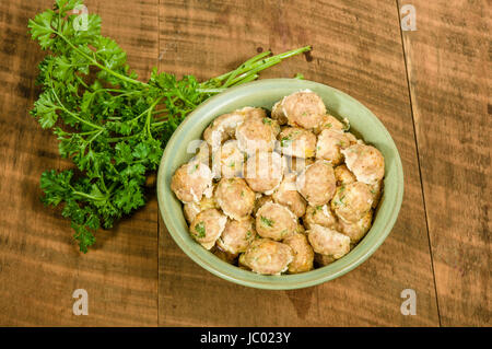 Appena sfornato polpette italiana nella ciotola verde pronto a servire Foto Stock