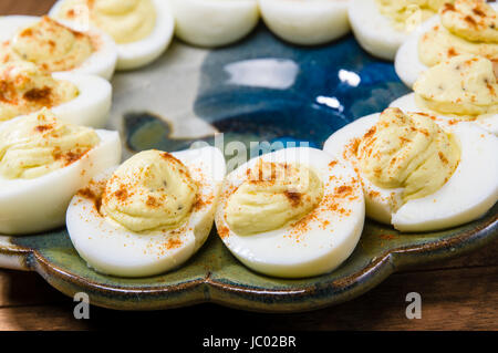 Vacanze piatto di uova con festive deviled uova Foto Stock