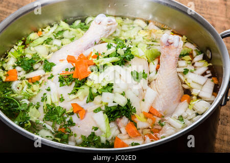 Ingredienti per la zuppa di pollo in una pentola di cuoco pronto per la cottura Foto Stock