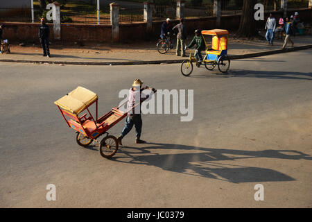 Un pousse pousse nelle strade di Antsirabe, Madagascar Foto Stock