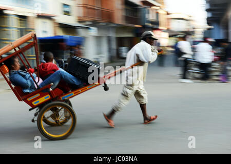 Un pousse pousse nelle strade di Antsirabe, Madagascar. Foto Stock