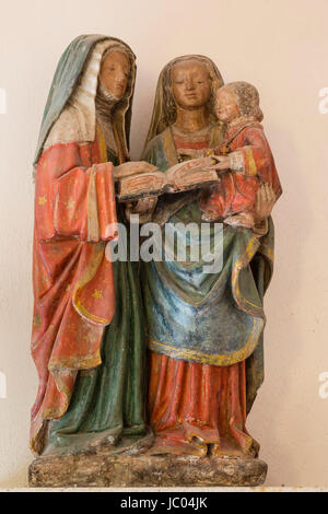 Francia, Cantal (15), Marcolès, dans l'église Saint-Martin, statua en pierre policromo (XV siècle) représentant la Présentation de Jésus au Temple // Foto Stock