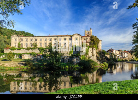 Francia, Haute-Loire (43), Lavoûte-Chilhac, le prieuré Sainte-Croix et l'Allier // Francia, Haute Loire, Lavoute Chilhac, Priory Sainte Croix e Allier Foto Stock