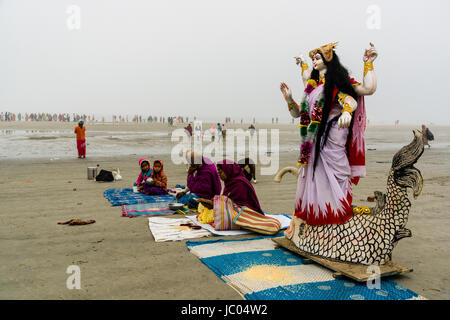 Una statua della dea ganga è eretto sulla spiaggia di ganga sagar a maghi purnima festival Foto Stock