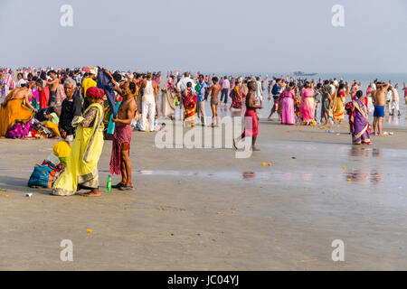 Centinaia di pellegrini si raccolgono sulla spiaggia di ganga sagar, celebrando i maghi purnima festival Foto Stock