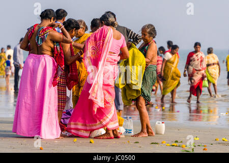 Centinaia di pellegrini si raccolgono sulla spiaggia di ganga sagar, celebrando i maghi purnima festival Foto Stock