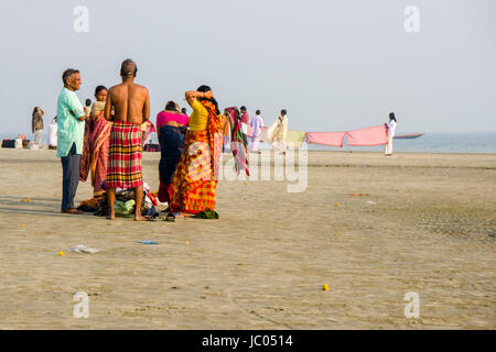 Centinaia di pellegrini si raccolgono sulla spiaggia di ganga sagar, celebrando i maghi purnima festival Foto Stock