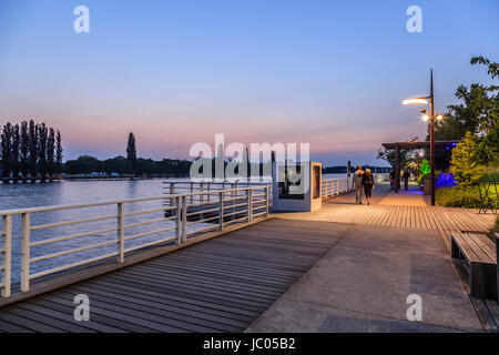 In Francia, in Allier (03), la Vichy, Esplanade du Lac d'Allier le soir // Francia Allier, Vichy, esplanade del Lac d'Allier di notte Foto Stock