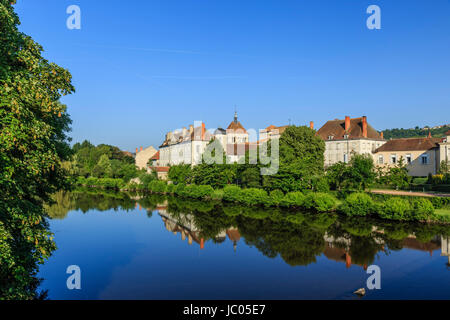 In Francia, in Allier (03), Ébreuil, le bourg sur la Sioule avec l'église Saint-Léger d'Ébreuil et l'ancien Hôpital Hôpital ou des Charitains // Francia, Alli Foto Stock