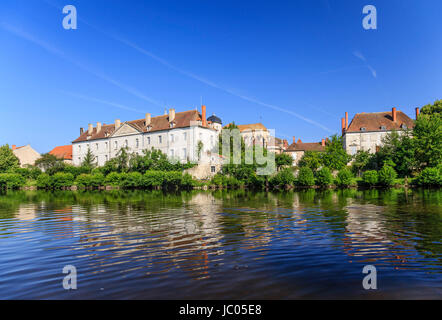 In Francia, in Allier (03), Ébreuil, le bourg sur la Sioule avec l'église Saint-Léger d'Ébreuil et l'ancien Hôpital Hôpital ou des Charitains // Francia, Alli Foto Stock