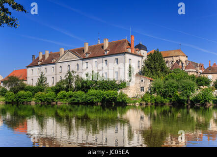 In Francia, in Allier (03), Ébreuil, le bourg sur la Sioule avec l'église Saint-Léger d'Ébreuil et l'ancien Hôpital Hôpital ou des Charitains // Francia, Alli Foto Stock