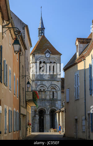 In Francia, in Allier (03), Ébreuil, la rue de la Porte-Charrat et le clocher-porche // Francia Allier, Ebreuil, Saint Leger d'Ebreuil chiesa da Porte Char Foto Stock