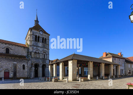 In Francia, in Allier (03), Ébreuil, église Saint-Léger d'Ébreuil et les Halles // Francia Allier, Ebreuil, Saint Leger d'Ebreuil chiesa e sale Foto Stock