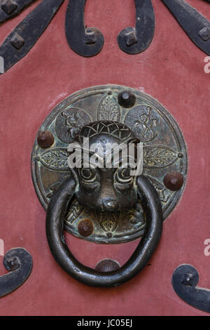 In Francia, in Allier (03), Ébreuil, église Saint-Léger d'Ébreuil, ferronnerie heurtoirs et de la porte principale // Francia Allier, Ebreuil, Saint Leger d' Foto Stock