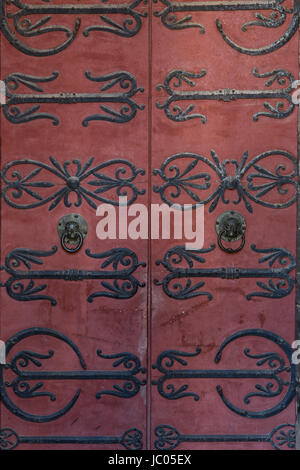 In Francia, in Allier (03), Ébreuil, église Saint-Léger d'Ébreuil, ferronnerie heurtoirs et de la porte principale // Francia Allier, Ebreuil, Saint Leger d' Foto Stock