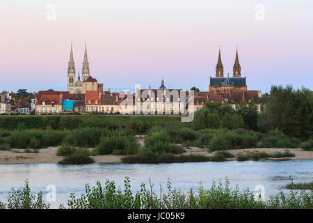 In Francia, in Allier (03), Moulins, la ville le soir vu depuis la rive gauche de l'Allier // Francia Allier, Moulins, la città di notte come si vede dalla lef Foto Stock