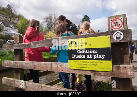 Famiglia godendo di un giorno lungo il Shropshire Union Canal a Llangollen Galles Foto Stock