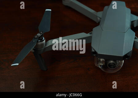 Fotocamera nella moderna drone di close-up. Uav quadcopter su uno sfondo di legno Foto Stock