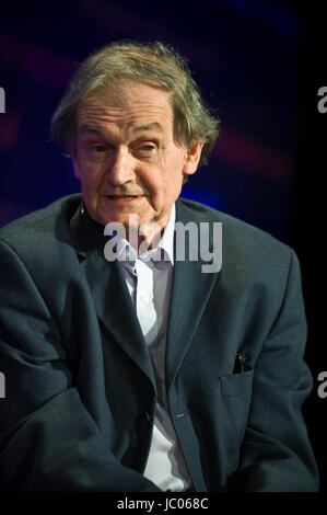 Roger Penrose fisico teorico parlando sul palco a hay festival della letteratura e delle arti 2017 Hay-on-Wye powys wales uk Foto Stock