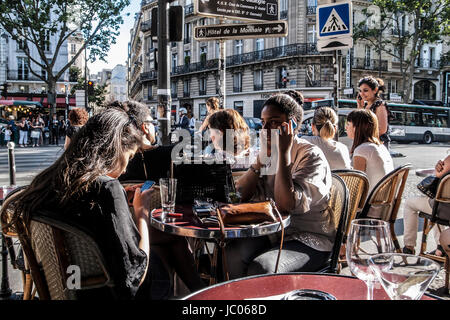 Parigi FRANCIA - café terrasse sul boulevard- PARIGI CAFE - Gente di Parigi © Frédéric BEAUMONT Foto Stock