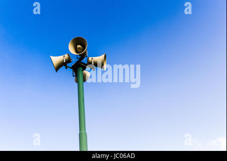 Altoparlanti PA contro un cielo blu Foto Stock