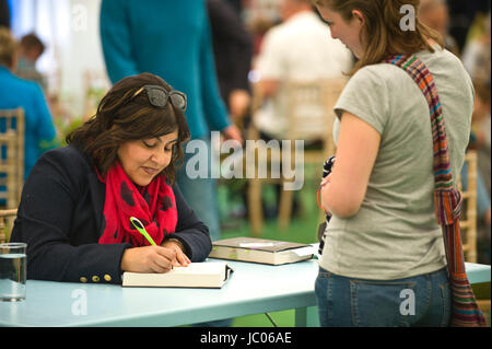 Sayeeda warsi baronessa warsi giurista e politico la firma di libri per gli appassionati presso il bookshop al fieno annuale festival della letteratura e delle arti 2017 Hay-on-Wye powys wales uk Foto Stock