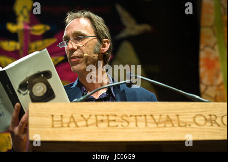 Verranno auto romanziere dalla lettura del suo romanzo phone sul palco a leggio durante il festival di fieno 2017 Hay-on-Wye powys wales uk Foto Stock