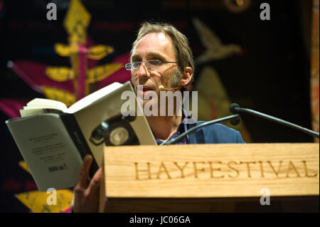 Verranno auto romanziere dalla lettura del suo romanzo phone sul palco a leggio durante il festival di fieno 2017 Hay-on-Wye powys wales uk Foto Stock