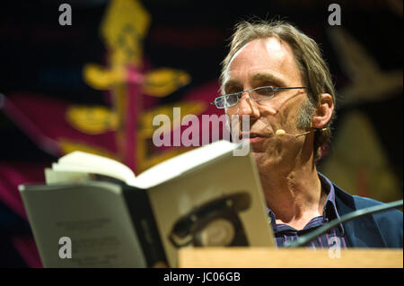 Verranno auto romanziere dalla lettura del suo romanzo phone sul palco a leggio durante il festival di fieno 2017 Hay-on-Wye powys wales uk Foto Stock