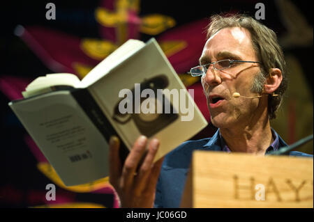 Verranno auto romanziere dalla lettura del suo romanzo phone sul palco a leggio fieno durante il festival della letteratura e delle arti 2017 Hay-on-Wye powys wales uk Foto Stock